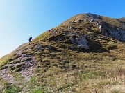 49 Dalla Bocchetta di Grem in ripida salita verso la cima